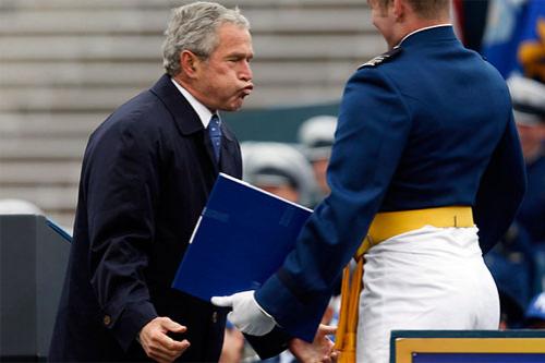 Джордж Буш оторвался на церемонии академии ВВС США