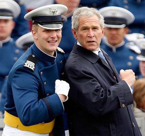 Джордж Буш оторвался на церемонии академии ВВС США