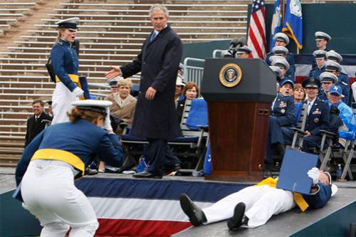 Джордж Буш оторвался на церемонии академии ВВС США