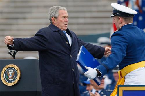 Джордж Буш оторвался на церемонии академии ВВС США