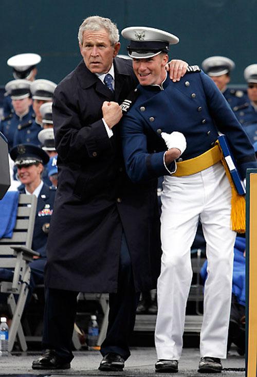 Джордж Буш оторвался на церемонии академии ВВС США