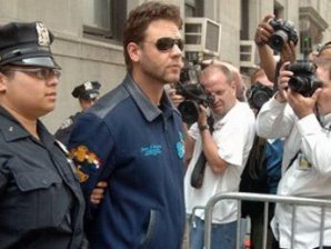 Арестованные знаменитости: фото из полицейского участка