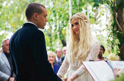 Эшли выбрала шелковое платье в пол с длинными рукавами, расшитое жемчугом.