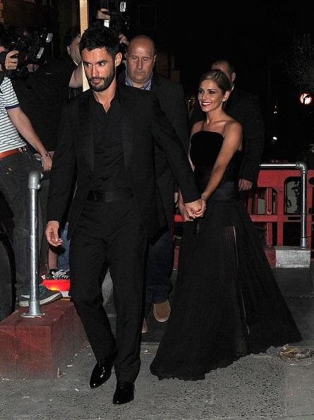 Шерил Коул и Жан-Бернар Фернандес-Версини Влюбленные поженились тайно, однако через несколько дней душа певицы, видимо, захотела праздника, поэтому в конце июля Шерил и Жан-Бернард устроили вечеринку в Лондоне. Британка решила бросить вызов стереотипам и предстала перед гостями мероприятия в драматично-черном кутюрном платье от Ralph & Russo.