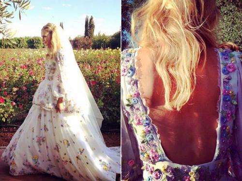 А в Марракеше — в богемном наряде от Emilio Pucci. Оба наряда дополняла фата.