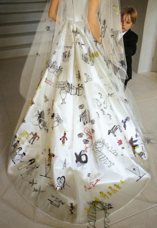 Разноцветные узоры, которые вышил вручную портной Versace Луиджи Масси, украсили длинную фату невесты.