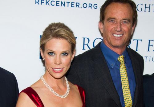 Роберт Кеннеди-младший и Шерил ХайнсАктриса Шерил Хайнс ("Умерь свой энтузиазм") и Роберт Кеннеди-младший в начале августа на полуострове Кейп-Код (неподалёку от Бостона) произнесли брачные клятвы.