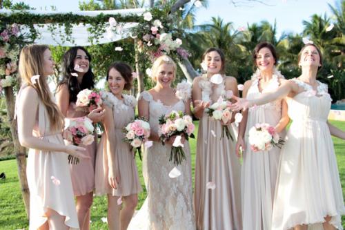 Тереза, которая на момент свадьбы была беременна, была одета в белое кружевное платье от бренда Pallas couture, изящно открывающее спину и украшенное цветочными аппликациями.