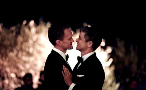 Нил Патрик Харрис и Дэвид БарткаВ начале сентября пара официально связала себя узами брака.