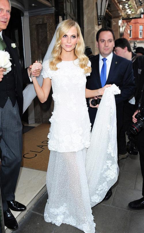 Конечно, на каждой церемонии блондинка появлялась в разных платьях. В Лондоне Поппи появилась в белоснежном творении от Chanel Haute Couture.