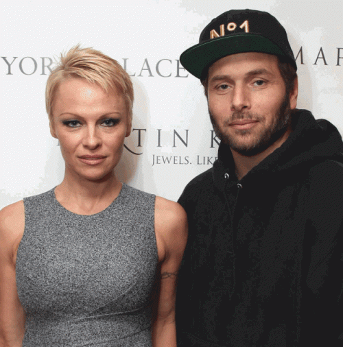 Памела Андерсон и Рик Саломон<br />
Бракосочетание прошло без лишней шумихи в особняке Андерсон в пригороде Лос-Анджелеса.