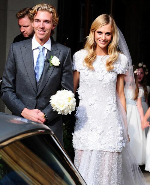 Поппи Делевинь и Джеймс КукВ мае этого года вышла замуж сестра топ-модели Кары Делевинь — Поппи. Свадьбу Поппи Делевинь и ее бойфренда Джеймса Кука отмечали дважды: сперва — в Лондоне, где пара обвенчалась в соборе Святого Павла, а после «закрепили» пройденное в Марракеше.