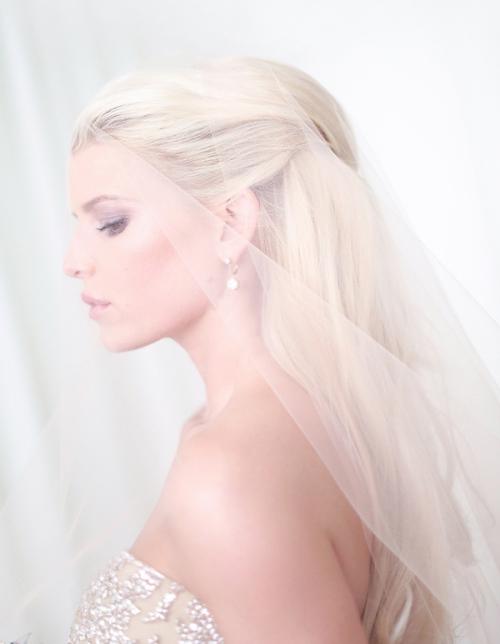 Джессика Симпсон и Эрик ДжонсонПосле 4 лет отношений и двух совместных детей, певица и актриса Джессика Симпсон, наконец-то, официально вышла замуж за своего избранника — Эрика Джонсона.