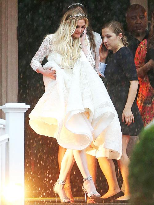 Эшли Симпсон и Эван Росс31 августа второй раз вышла замуж Эшли Симпсон. Мужем Эшли стал Эван Росс, с которым знаменитость обручилась в начале этого года. Торжество прошло в доме матери жениха, известной певицы Дайаны Росс.