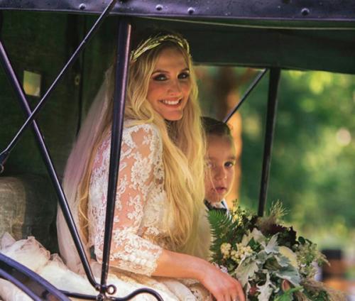 Голову невесты украшала тиара из рубинов и бриллиантов от Neil Lane.