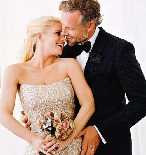 Свадьба прошла с размахом и по всем канонам свадебного жанра.