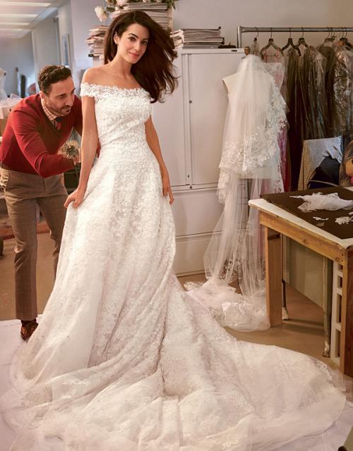 К алтарю невеста шла в роскошном платье от Оскар де ла Рента оттенка слоновой кости, корсаж которого вручную расшили бисером и стразами.