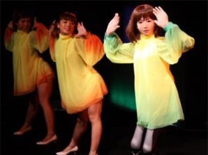 Электродевушка запела и затанцевала