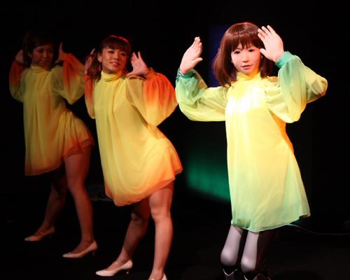 Электродевушка запела и затанцевала