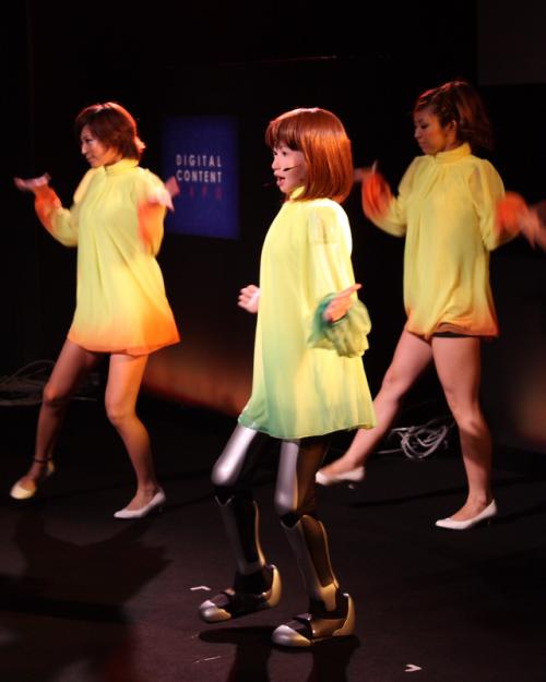 Электродевушка запела и затанцевала