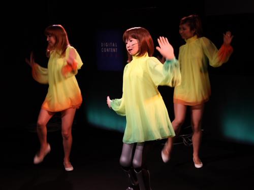 Электродевушка запела и затанцевала