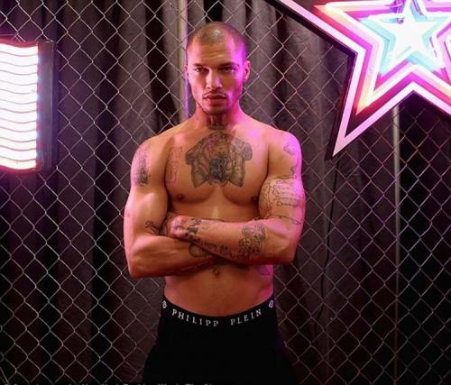 «Самый горячий уголовник в мире» дебютировал на Неделе моды в Нью-Йорке