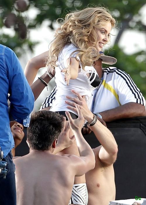 В новом клипе полуобнаженная Кайли Миноуг пошла по рукам