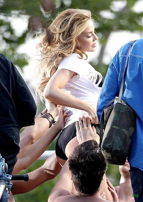 В новом клипе полуобнаженная Кайли Миноуг пошла по рукам