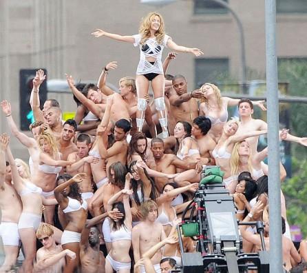 В новом клипе полуобнаженная Кайли Миноуг пошла по рукам