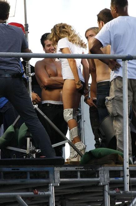 В новом клипе полуобнаженная Кайли Миноуг пошла по рукам