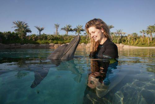 Дельфин и русалка: Миша Бартон целовалась с водным млекопитающим
