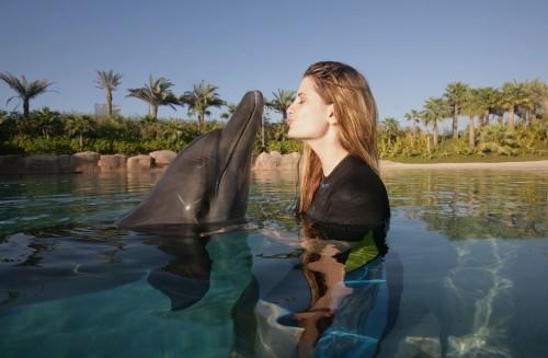 Дельфин и русалка: Миша Бартон целовалась с водным млекопитающим