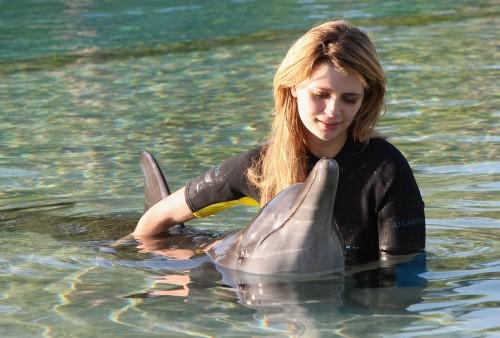 Дельфин и русалка: Миша Бартон целовалась с водным млекопитающим