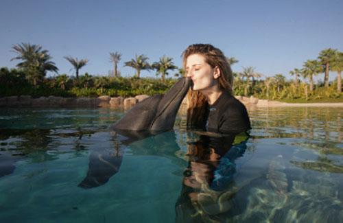 Дельфин и русалка: Миша Бартон целовалась с водным млекопитающим
