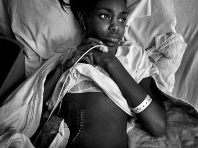 2011Издание: Los Angeles TimesАвтор: Барбара Дэвидсон (Barbara Davidson)Черно-белая серия фотографий из Медицинского центра Лонг-Бич, Калифорния, 29 декабря 2010 года. На них - невинные жертвы городской перестрелки противоборствующих банд.