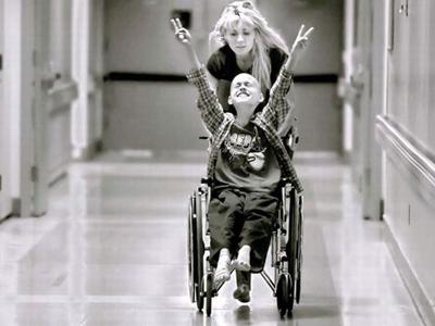 2007Издание: The Sacramento BeeАвтор: Рене Си Баер (Renée C. Byer)Серия фотографий о стойкости матери-одиночки Синди и умирающего на ее руках сына Дерека, проигрывающих в борьбе с раком.