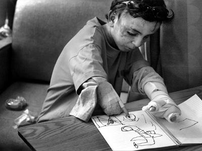 2005Издание: San Francisco ChronicleАвтор: Дианн Фитцморис(Deanne Fitzmaurice)Фотоистория об усилиях Оклендской больницы в оказании помощи 9-летнему иракскому мальчику Салеху, почти убитому взрывом.