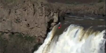 Американец  сбросился на байдарке с 60-метрового водопада