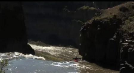 Американец  сбросился на байдарке с 60-метрового водопада