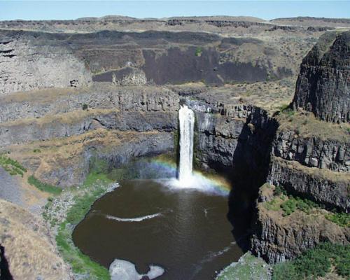 Американец  сбросился на байдарке с 60-метрового водопада