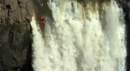 Американец  сбросился на байдарке с 60-метрового водопада
