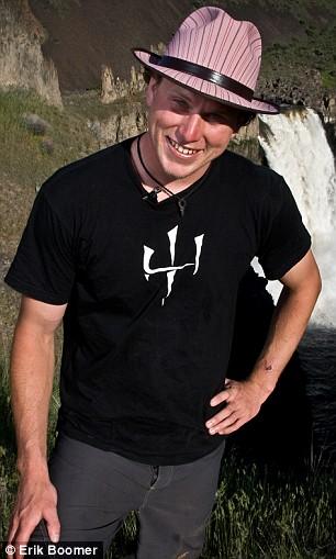 Американец  сбросился на байдарке с 60-метрового водопада