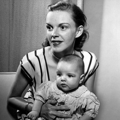 Родители звезд, проигравшие в популярности своим детям