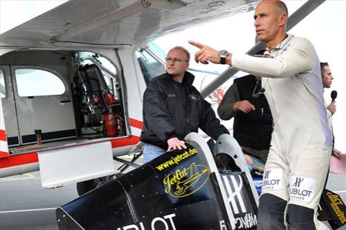 «Реактивный человек» перелетел через Ла-Манш на крыльях