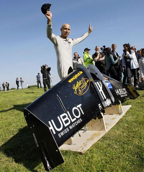 «Реактивный человек» перелетел через Ла-Манш на крыльях