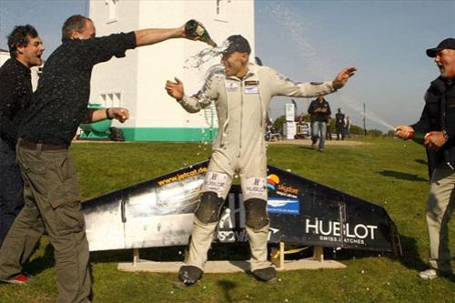 «Реактивный человек» перелетел через Ла-Манш на крыльях