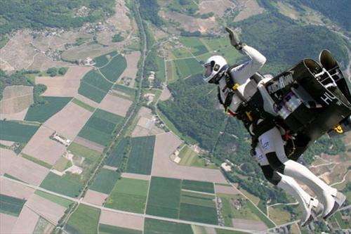 «Реактивный человек» перелетел через Ла-Манш на крыльях