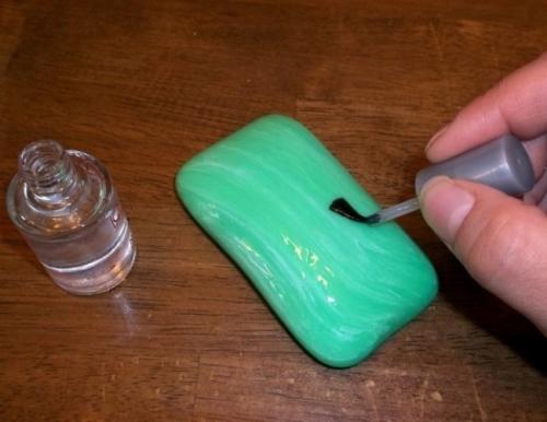И мыло тоже!Классический, но такой необходимый прием на 1 апреля: покрыть мыло прозрачным лаком для ногтей, для того чтобы оно не пенилось.