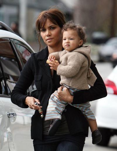 Знаменитые мамы, которые выглядят потрясающе