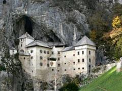 Замок притаился в скале